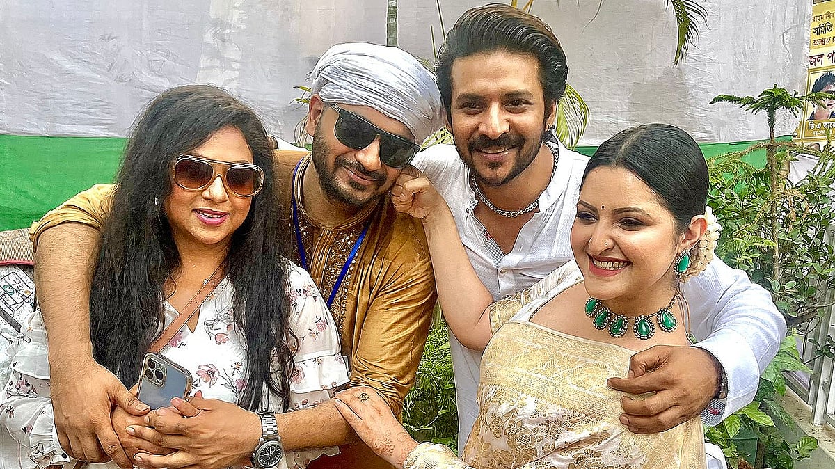 এফডিসিতে আড্ডার ফাঁকে এভাবেই ক্যামেরাবন্দী হন শাবনূর, বাপ্পী চৌধুরী, নিরব ও পরীমনি