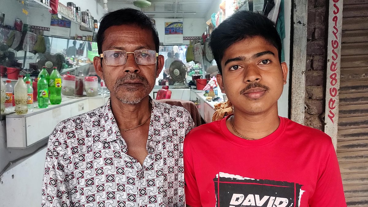 বাবা কৃষ্ণ চন্দ্র প্রামাণিকের কষ্ট সার্থক হওয়ার পথে। ছেলে মিঠুন চন্দ্র প্রামাণিক এবার রাজশাহী মেডিকেল কলেজে এমবিবিএসে ভর্তির সুযোগ পেয়েছেন।