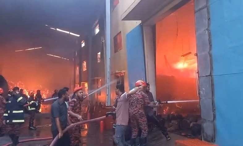 খুলনার রূপসায় সালাম জুট মিলে ভয়াবহ অগ্নিকাণ্ডের ঘটনা ঘটেছে। আগুন নিয়ন্ত্রণে ফায়ার সার্ভিসের ১১টি ইউনিট কাজ করছে