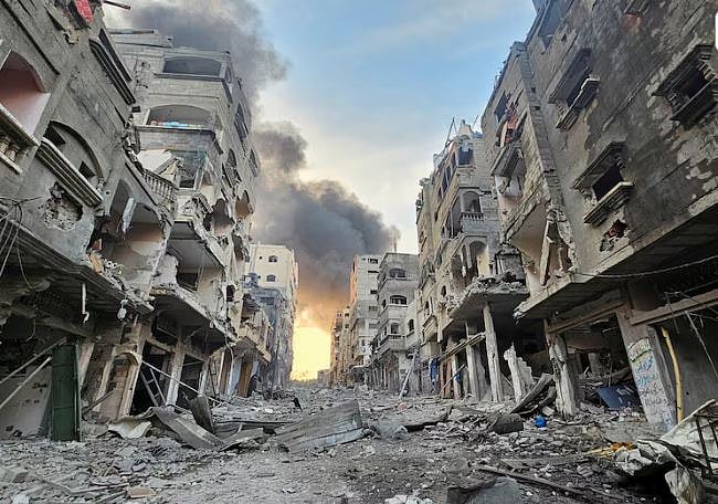 ইসরায়েলের হামলায় বিধ্বস্ত গাজার একটি এলাকা