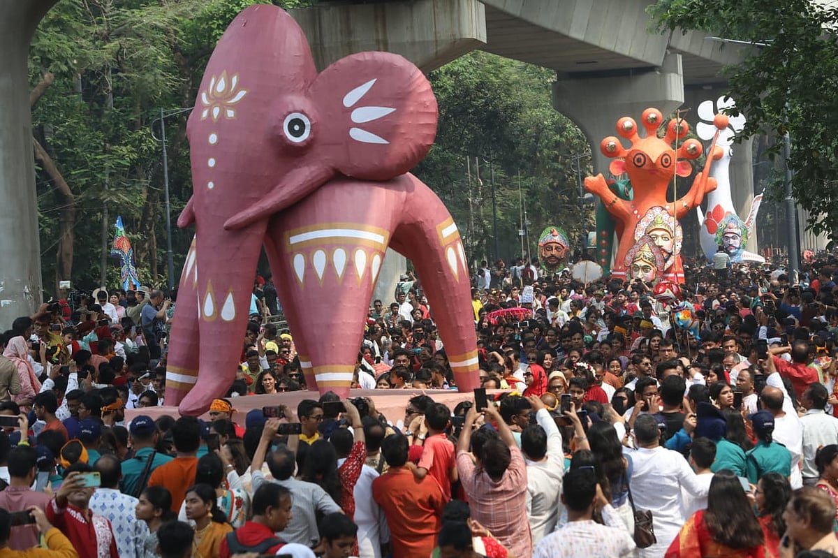 আজ সকাল সোয়া ৯টায় ঢাকা বিশ্ববিদ্যালয়ের চারুকলা অনুষদের সামনে থেকে শোভাযাত্রা শুরু হয়।