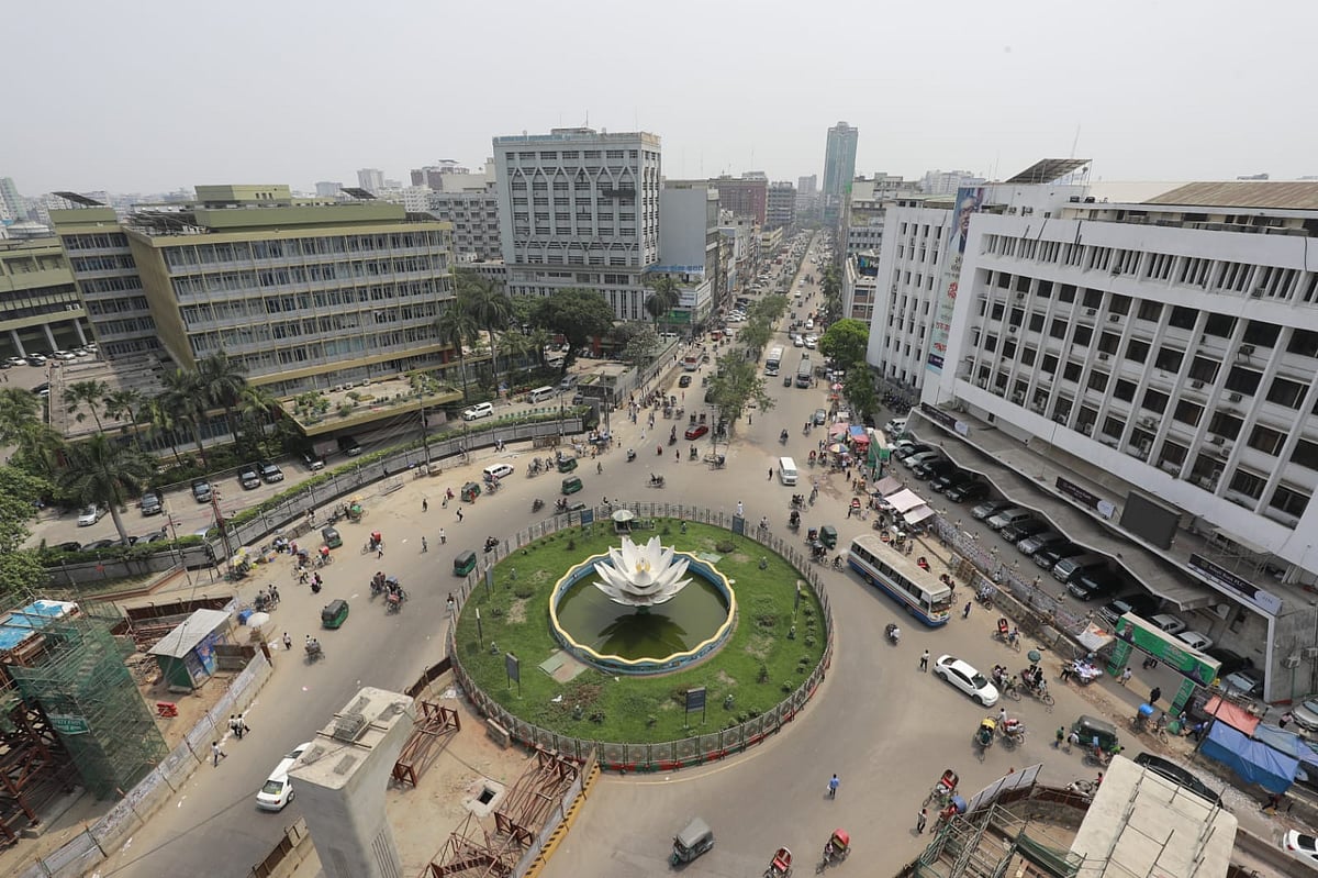 রাজধানীর মতিঝিল এলাকার দৃশ্য। আজ সোমবার দুপুরের দিকে