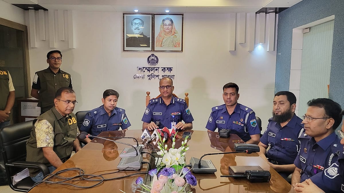 সংবাদ সম্মেলন করে প্রতারক চক্রের  চার সদস্যকে গ্রেপ্তারের বিষয়টি জানায়
পাবনা জেলা পুলিশ। আজ রোববার দুপুরে পাবনার পুলিশ সুপার কার্যালয়ে