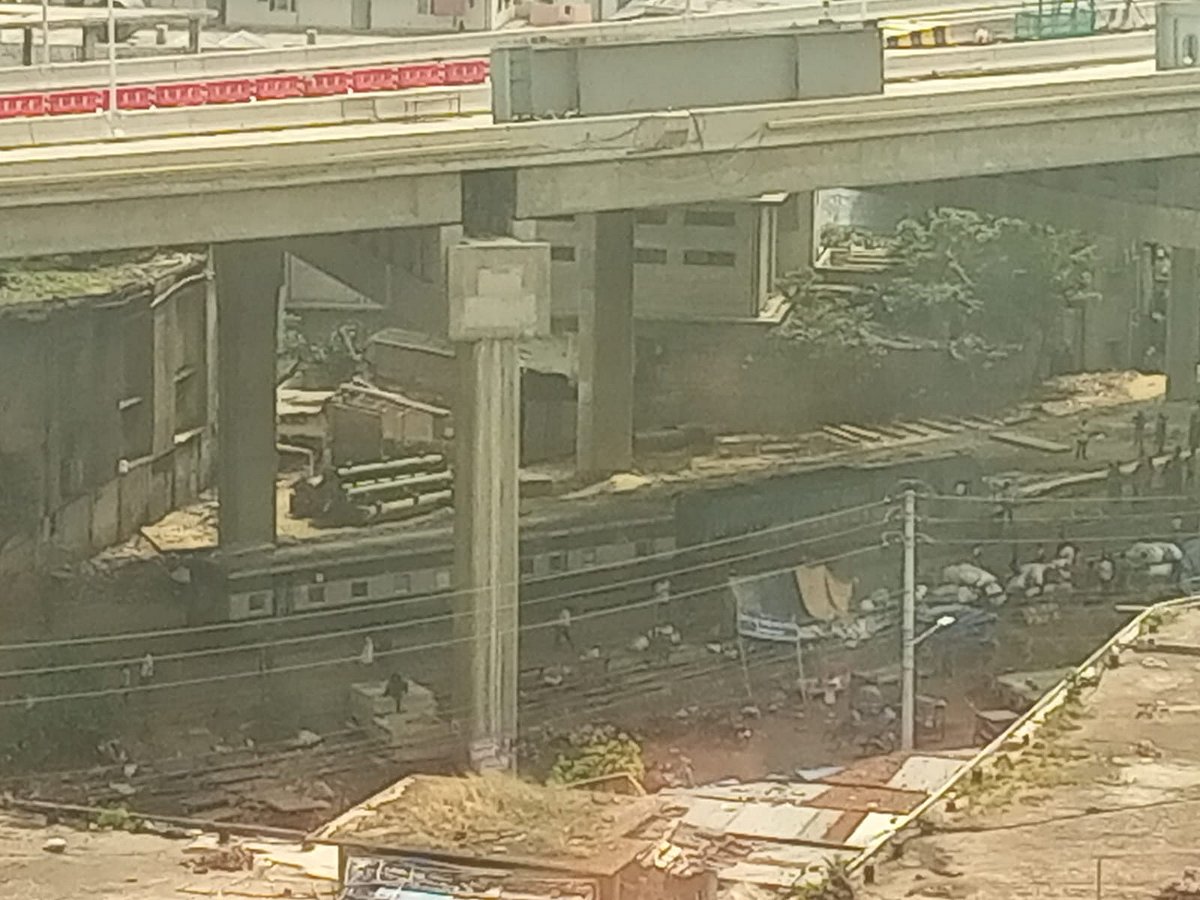 যমুনা এক্সপ্রেসের কয়েকটি বগি কারওয়ান বাজারের কাছে লাইনচ্যুত হয়ে যায়