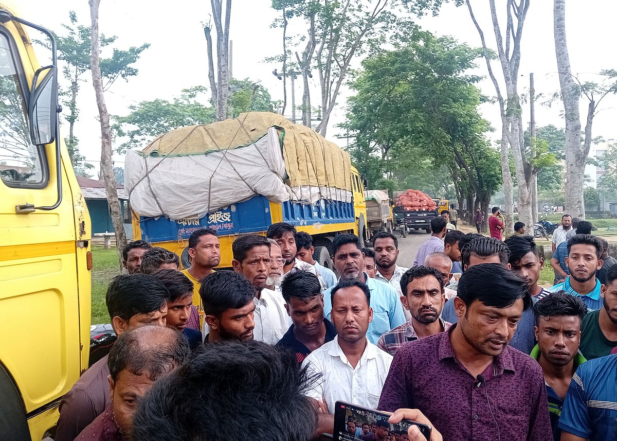 মাটি পরিবহন করা একটি ট্রাক আটকানোর প্রতিবাদে সড়ক অবরোধ করেন ট্রাকশ্রমিকেরা। আজ বুধবার সকালে জুড়ী থানা এলাকায় মৌলভীবাজার-বড়লেখা আঞ্চলিক মহাসড়কে