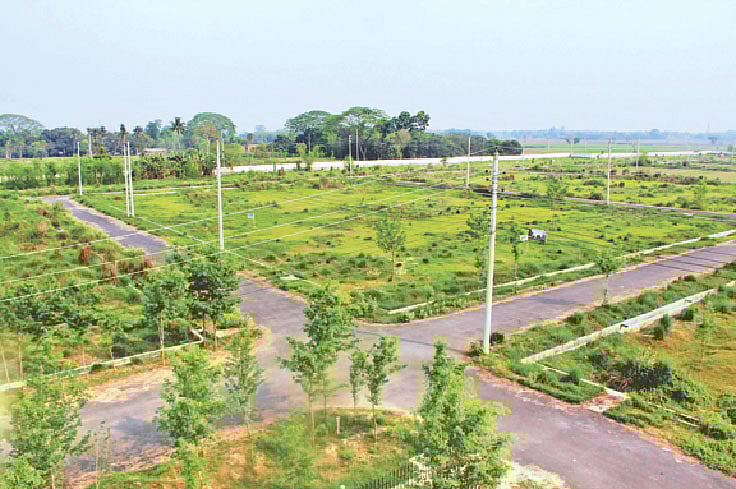 ঝোপঝাড়ে ভরা চুয়াডাঙ্গা বিসিক শিল্পনগরী। বেশিরভাগ প্লটই খালি। সদর উপজেলার ডিঙ্গেদহ এলাকায় গত বৃহস্পতিবার বিকেলে