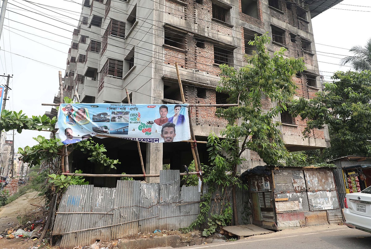 চট্টগ্রাম নগরে জাতীয় গৃহায়ণ কর্তৃপক্ষের নির্মাণাধীন এই ভবনের নিচতলায় কিশোর গ্যাং নেতার ‘টর্চার সেল’। গতকাল দুপুরে আকবর শাহ থানার পশ্চিম ফিরোজ শাহ এলাকায়