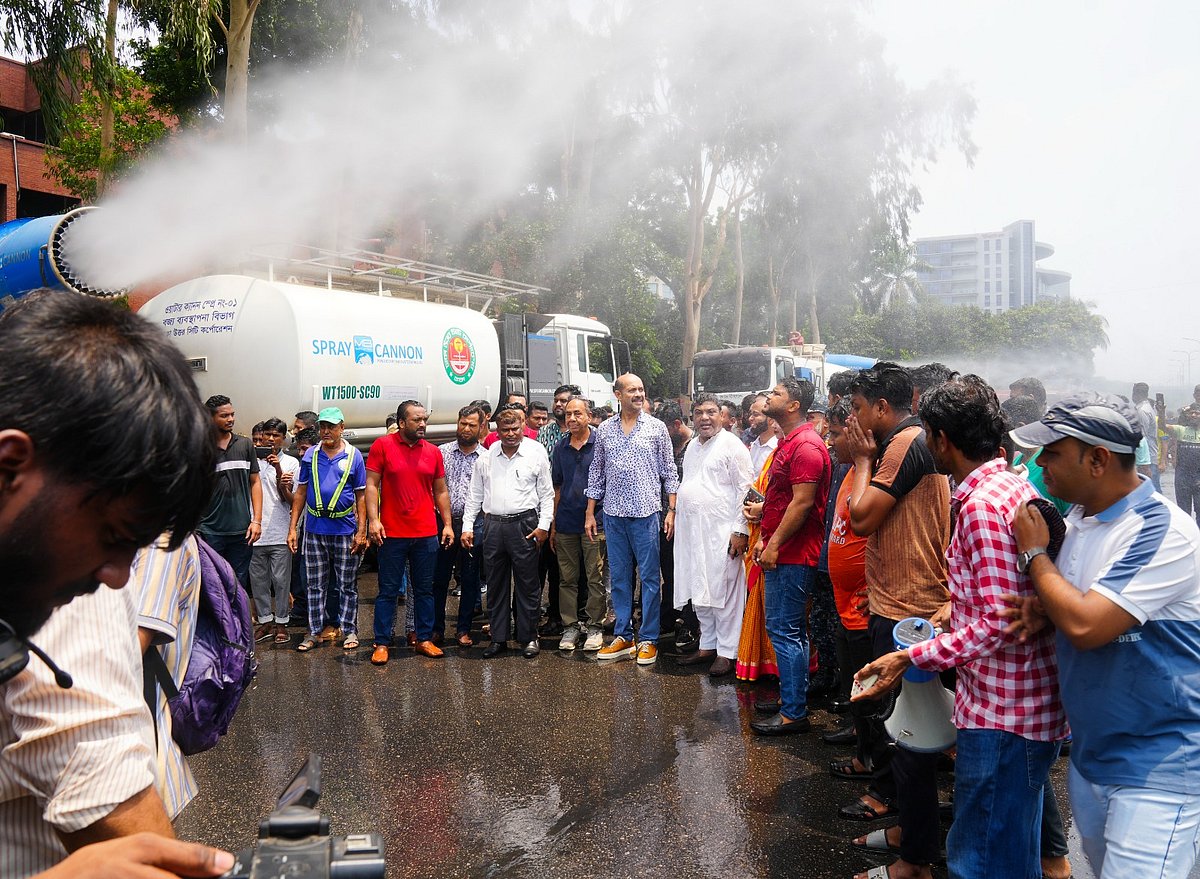স্প্রে ক্যাননের মাধ্যমে কৃত্রিম বৃষ্টিতে ভিজছেন ঢাকা উত্তর সিটির মেয়র আতিকুল ইসলাম। ২৭ এপ্রিল