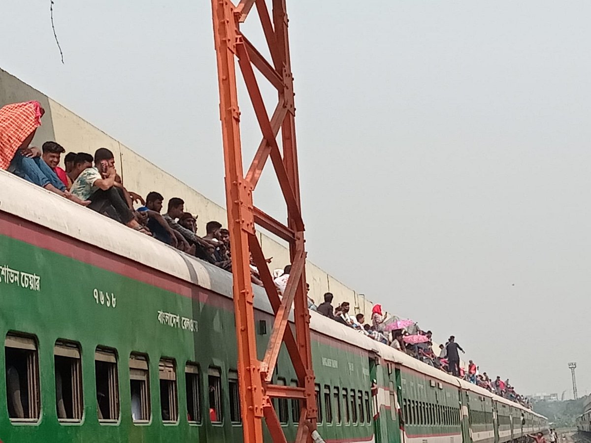 রাজধানীর কমলাপুর রেলওয়ে স্টেশন থেকে ছাদে চেপে ঢাকা ছাড়ছেন উত্তরাঞ্চলের মানুষজন। ৯ এপ্রিল