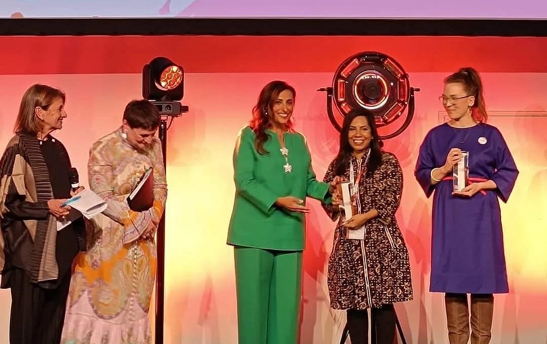 মিতিয়া ওসমানের হাতে সেরা ‘ইমার্জিং লিডার’ পুরস্কার তুলে দেন পাবলিশহারের প্রতিষ্ঠাতা, ইন্টারন্যাশনাল পাবলিশার্স অ্যাসোসিয়েশনের সাবেক প্রেসিডেন্ট বদুর আল কাসিমি