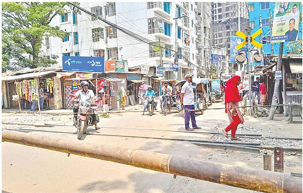 ট্রেন আসার সংকেত পাওয়ার পর এক পাশের প্রতিবন্ধক নামানো হলেও অপর পাশের প্রতিবন্ধক বিকল থাকায় নামানো হয়নি। গতকাল সকালে ময়মনসিংহ নগরের নতুন বাজার রেলক্রসিংয়ে