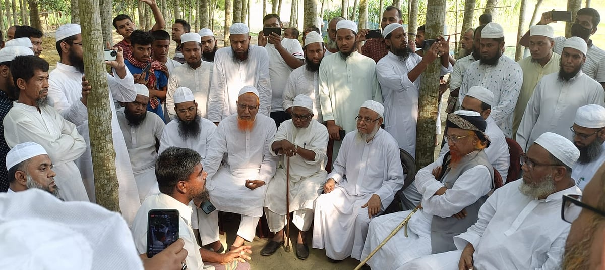 হেফাজতে ইসলামের নেতারা আজ বৃহস্পতিবার ফরিদপুরে পিটিয়ে হত্যার শিকার নির্মাণশ্রমিক দুই ভাইয়ের পরিবারের সঙ্গে সাক্ষাৎ করেছেন