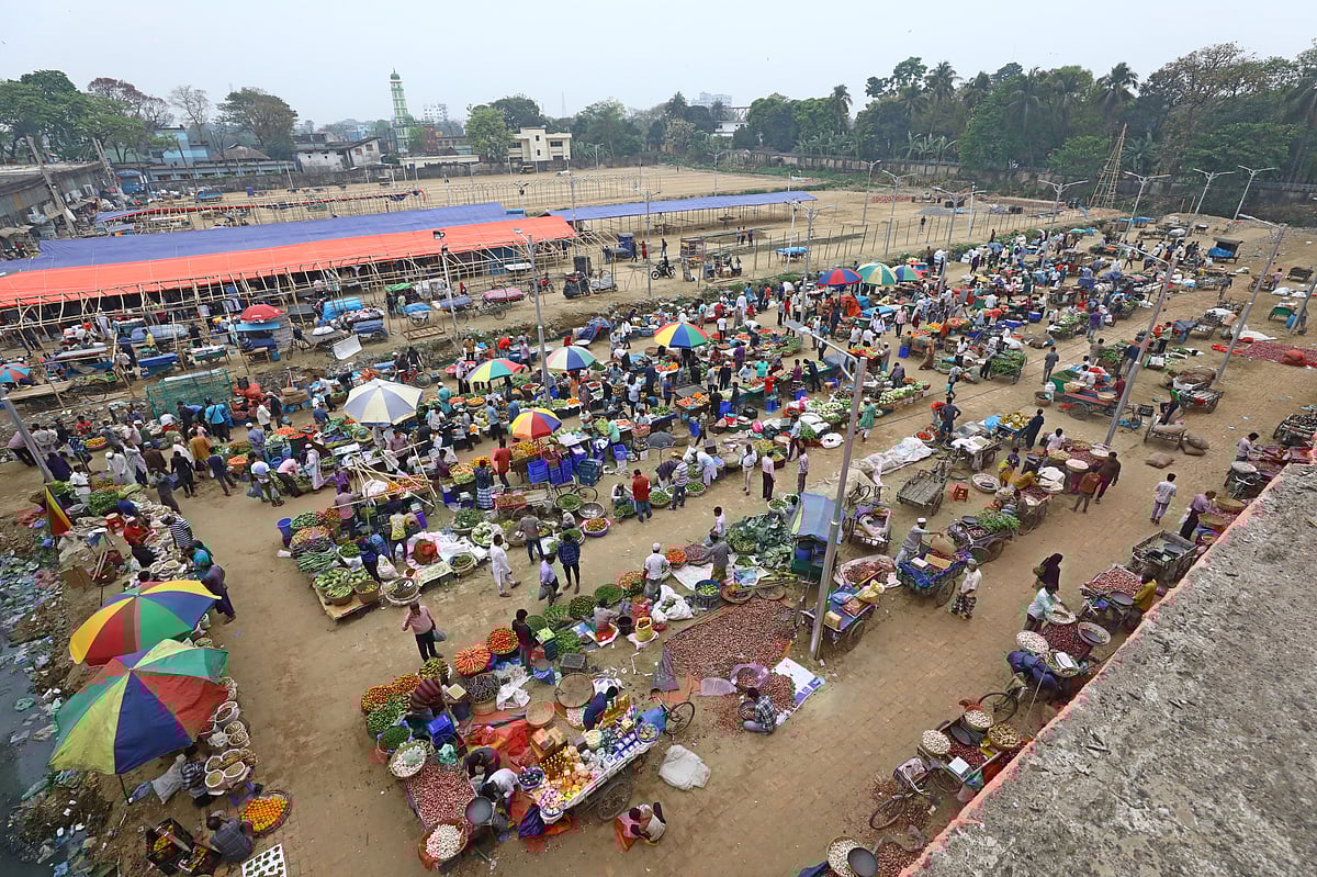 সিলেট নগরের হকারদের পুনর্বাসন কার্যক্রম শুরুর মাধ্যমে নগরের ফুটপাতগুলো হকারমুক্ত করা হয়েছে। নগরের লালদীঘিরপাড় মাঠে হকারদের জন্য অস্থায়ী মার্কেট নির্মাণ করে দিয়েছে সিলেট সিটি করপোরেশন। সেখানে বিভিন্ন পণ্য বিক্রি করেন হকারেরা