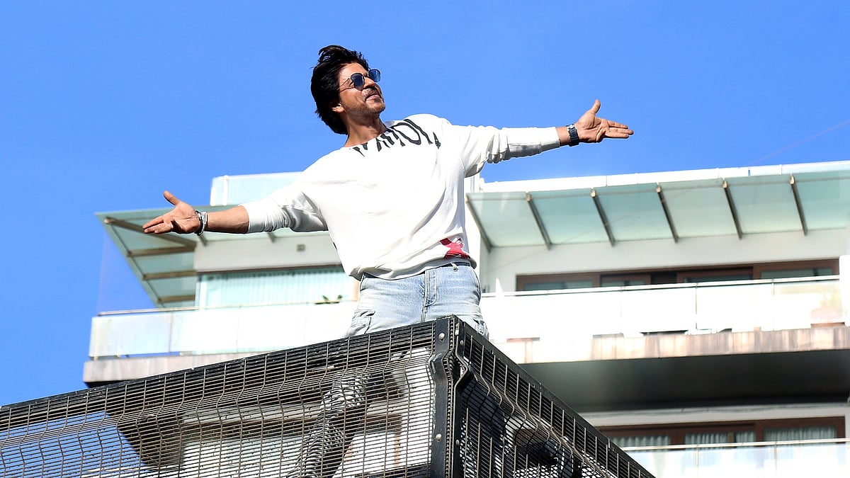 মান্নাতের ব্যালকনিতে দাঁড়িয়ে আলিঙ্গনের আহ্বানে যখন শাহরুখ দুই হাত প্রসারিত করেন, তখন হাজার হাজার ভক্তের মধ্যে উচ্ছ্বাসের ঢেউ ওঠে। এএনআই