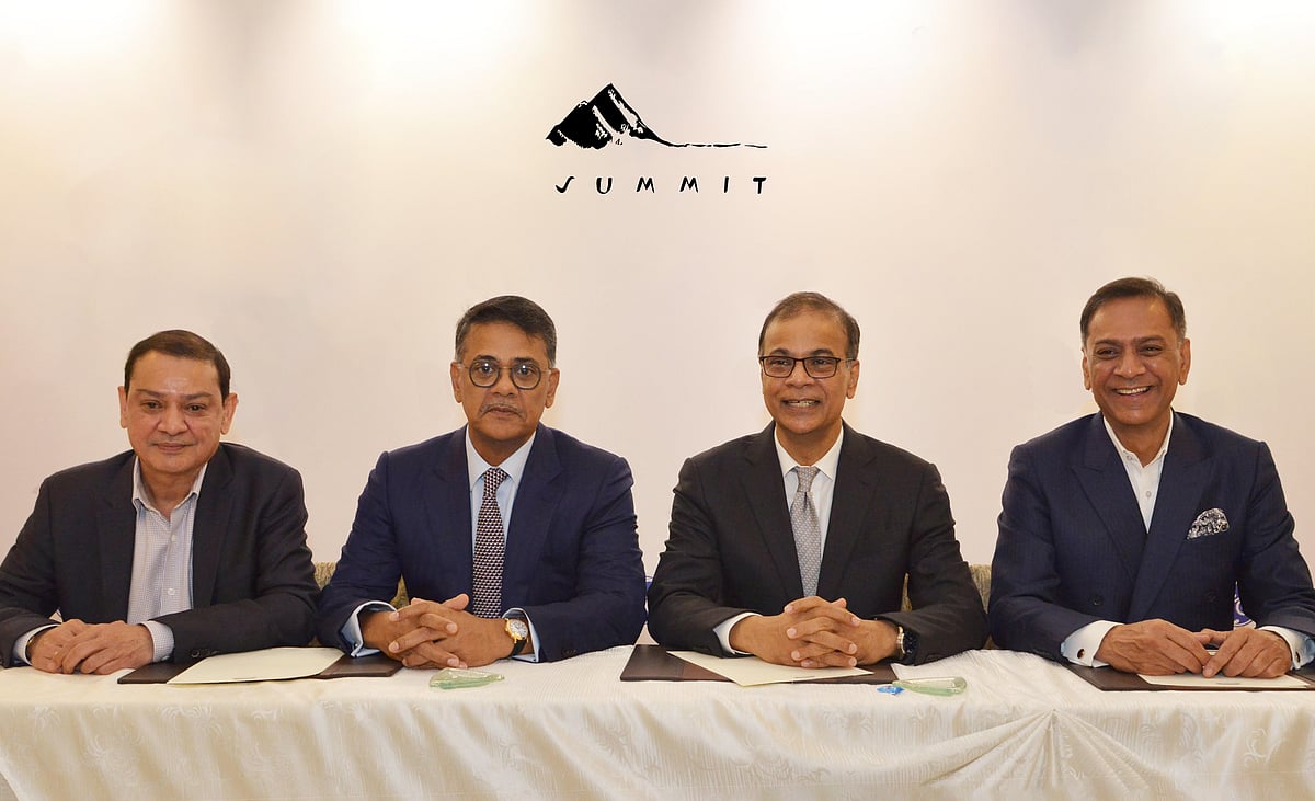 সামিট গ্রুপের প্রতিষ্ঠাতা চেয়ারম্যান মুহাম্মদ আজিজ খান (বাম থেকে তৃতীয়),  সামিট অয়েল অ্যান্ড শিপিং কোম্পানির চেয়ারম্যান  জাফর উম্মিদ খান (বামে), সামিট কমিউনিকেশনসের চেয়ারম্যান ফরিদ খান (বাম থেকে দ্বিতীয়) এবং সামিট পাওয়ারের চেয়ারম্যান লতিফ খান (সর্ব ডানে)