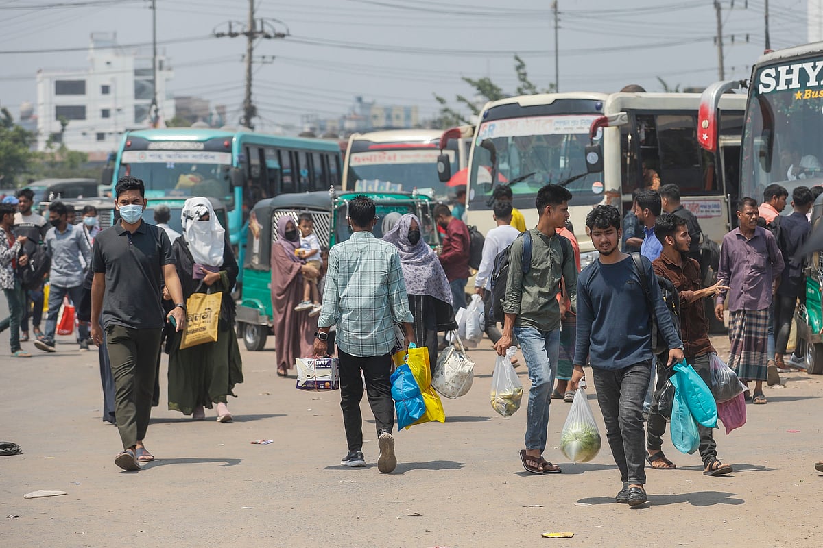 ঈদের আগের দিনও বাড়ি যেতে সড়কে ভিড় করছেন লোকজন। গাড়ি কম আর ভাড়া বেশি হওয়ায় এ সময় ভোগান্তিতে পড়তে হয় তাঁদের। আজ দুপুর ১২টায় চট্টগ্রাম নগরের শাহ আমানত সেতু এলাকায়
