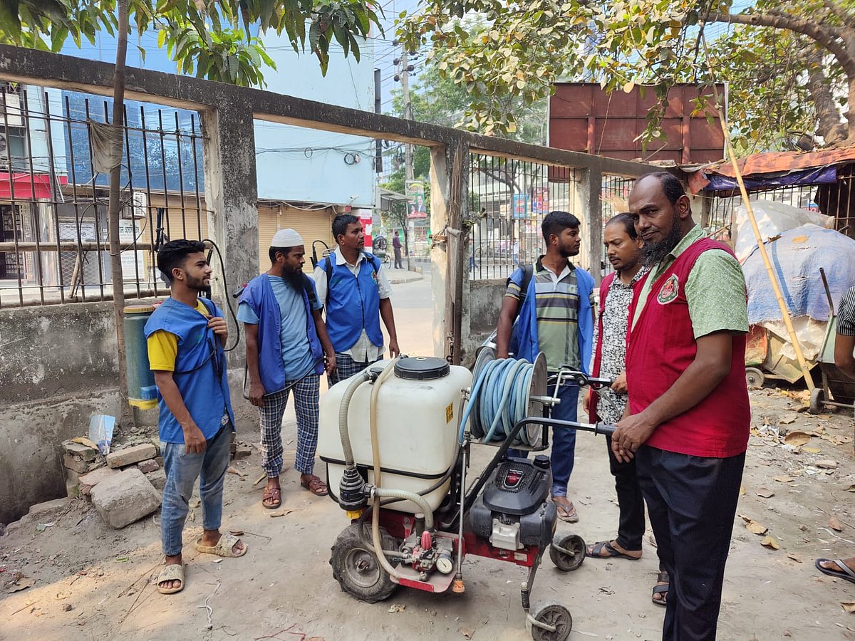 আধঘণ্টা দেরিতে কাজে যেতে প্রস্তুত হচ্ছিলেন মশককর্মীরা। মোহাম্মদপুর কৃষি মার্কেট এলাকায় ঢাকা উত্তর সিটির ২৯ নম্বর ওয়ার্ডের মশা নিধন কার্যালয়, আজ মঙ্গলবার সকাল