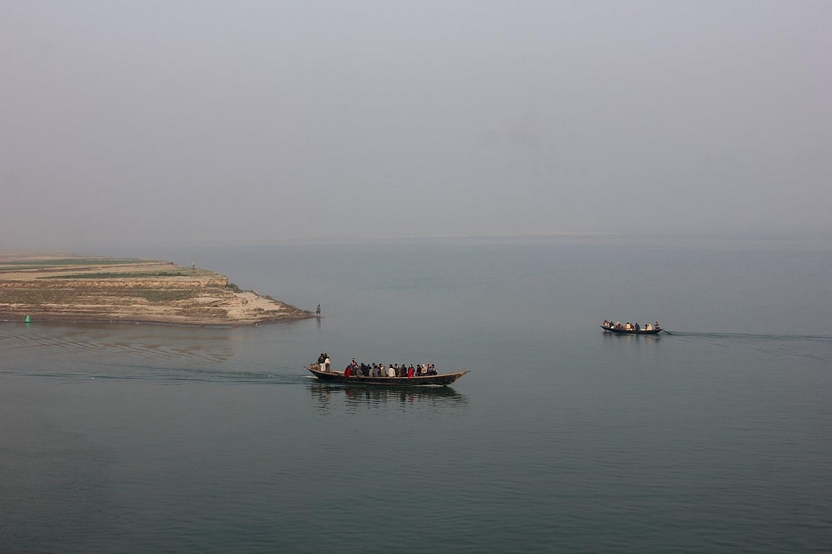 কতজনের জীবিকা, কতজনের ভিটা হারানো ও নতুন জমির গল্প, কত রকম সংস্কৃতি গড়ে ওঠে নদীকে কেন্দ্র করে, সে মূল্য কি কম!