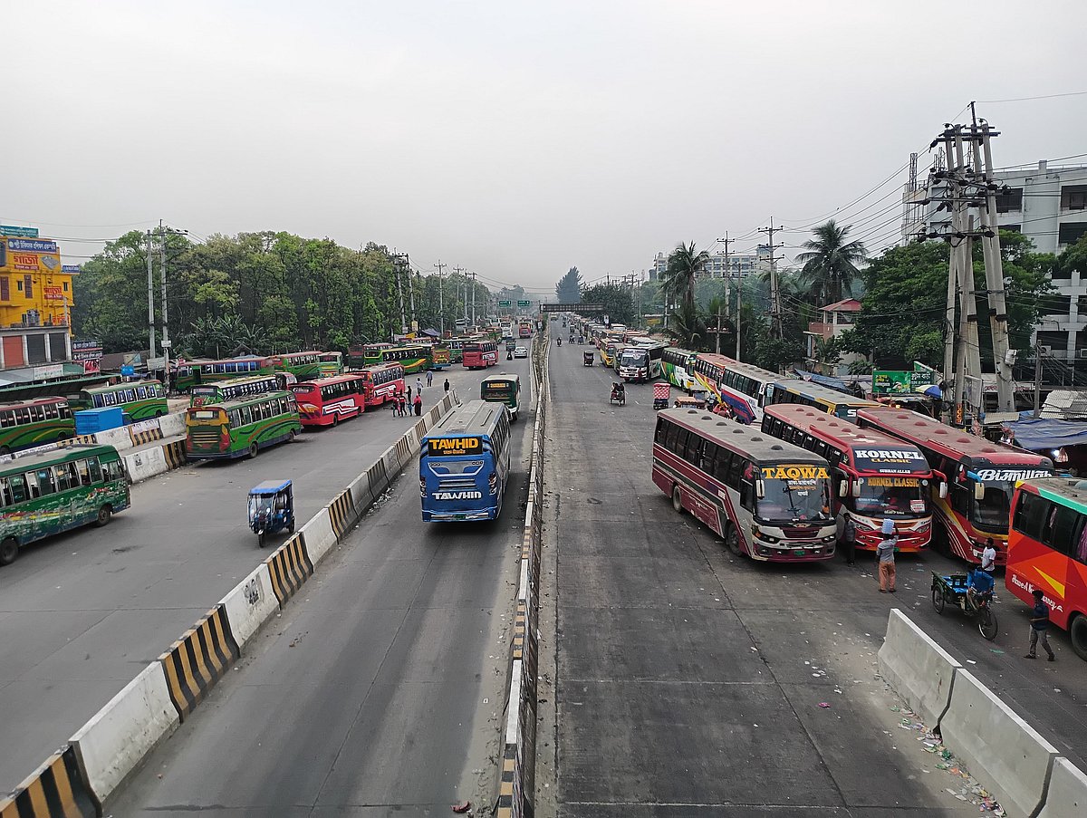 ঢাকা-টাঙ্গাইল মহাসড়কের গাজীপুরের কালিয়াকৈর উপজেলার চন্দ্রা এলাকা এখন অনেকটাই স্বাভাবিক। নির্বিঘ্নে চলাচল করছে যানবাহন। আজ মঙ্গলবার বিকেল সাড়ে পাঁচটার চিত্র