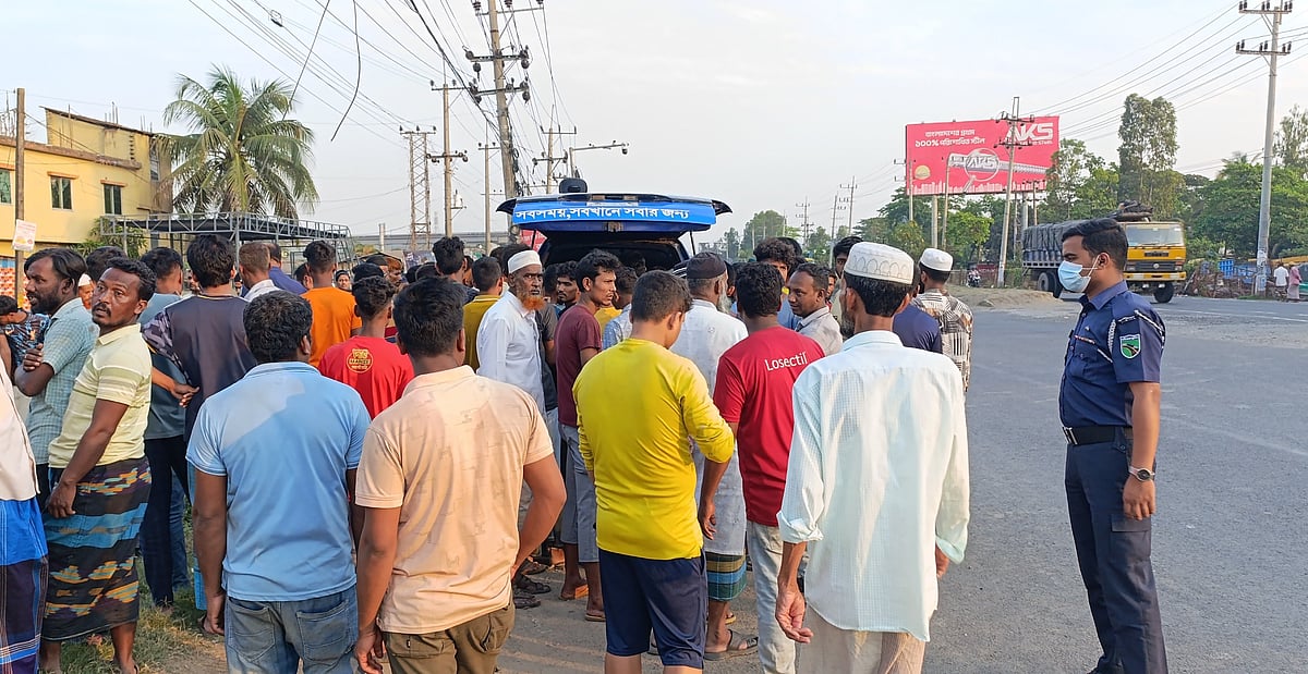 বাস–ট্রাক সংঘর্ষে দুজনের মৃত্যুর ঘটনায় স্থানীয় মানুষের ভিড়। আজ মঙ্গলবার বিকেলে চট্টগ্রামের সীতাকুণ্ডের চৌধুরী ঘাটা এলাকায়