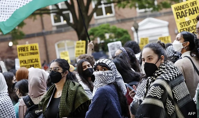 যুক্তরাষ্ট্রে বিশ্ববিদ্যালয় শিক্ষার্থীরা গাজায় ইসরায়েলি গণহত্যার প্রতি মার্কিন প্রশাসনের সমর্থনের নীতি ও মদদ প্রদান বন্ধের দাবি জানিয়েছেন।