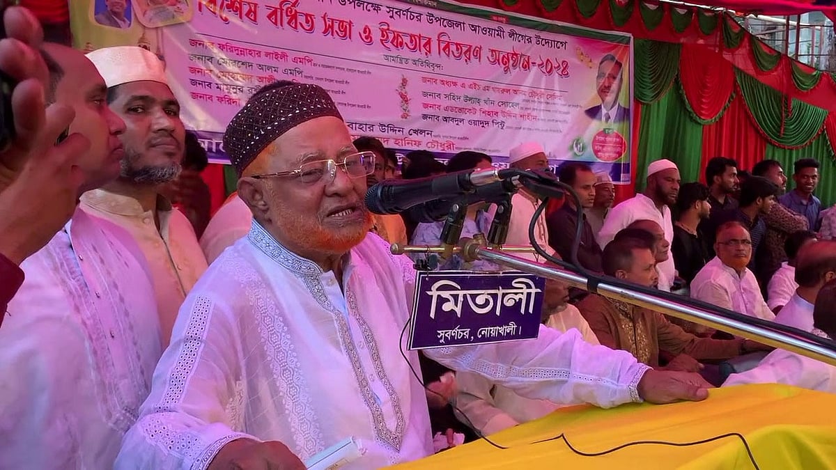নোয়াখালীর সুবর্ণচর উপজেলা আওয়ামী লীগের বিশেষ বর্ধিত সভায় বক্তব্য রাখছেন জেলা  সভাপতি এ এইচ এম খায়রুল আনম চৌধুরী। বৃহস্পতিবার সন্ধ্যায় সুবর্ণচর উপজেলা পরিষদ চত্বরে