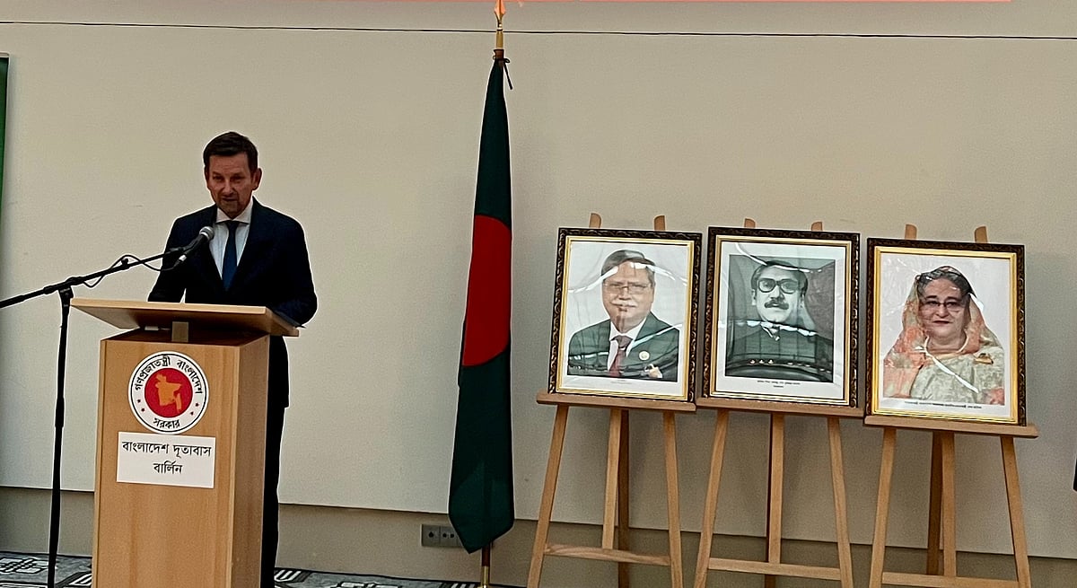 বাংলাদেশের স্বাধীনতার ৫৩ বছর পূর্তি উপলক্ষে আয়োজিত অনুষ্ঠানে বক্তব্য দেন জার্মানির পররাষ্ট্র মন্ত্রণালয়ের পরিচালক এরিখ কুর্জভাইল। বার্লিন, জার্মানি, ১৮ এপ্রিল