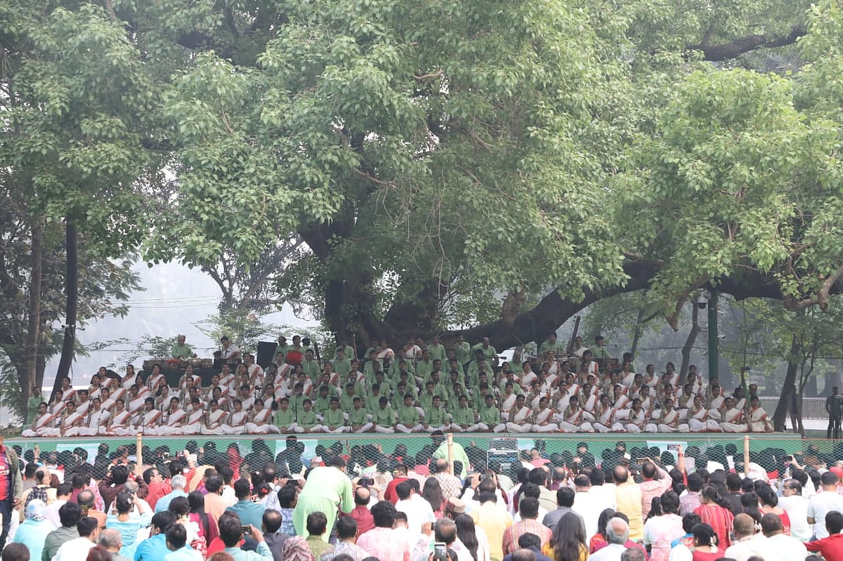 রমনা বটমূলে ‘বাংলা  বর্ষবরণ ১৪৩১’ অনুষ্ঠানে ছায়ানটের পরিবেশনা। ঢাকা, ১৪ এপ্রিল, ২০২৪