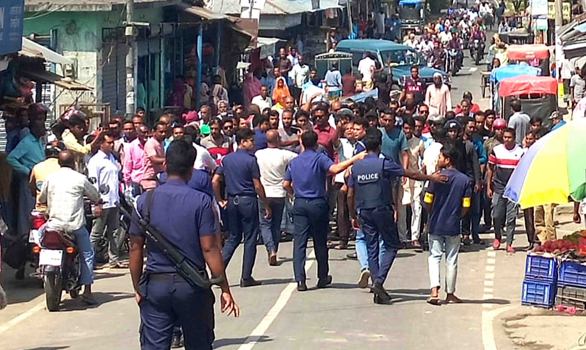 সংসদ সদস্য আবুল কালামের সমর্থক নেতা–কর্মীরা র‍্যালি নিয়ে বাগাতিপাড়ার মালঞ্চি রেলগেট অতিক্রম করার সময় পুলিশ তাঁদের বাধা দেয়। সোমবার দুপুরে