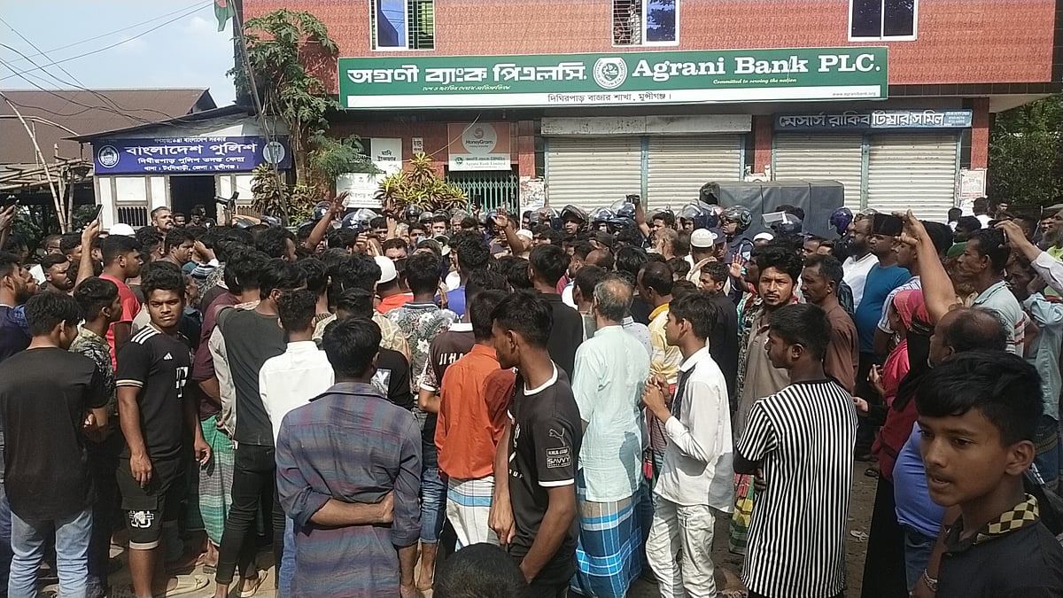 মুন্সিগঞ্জের টঙ্গিবাড়ী উপজেলায় দিঘিরপাড় তদন্ত কেন্দ্রের সামনে উত্তেজিত জনতার অবস্থান। আজ সোমবার দুপুরে তোলা