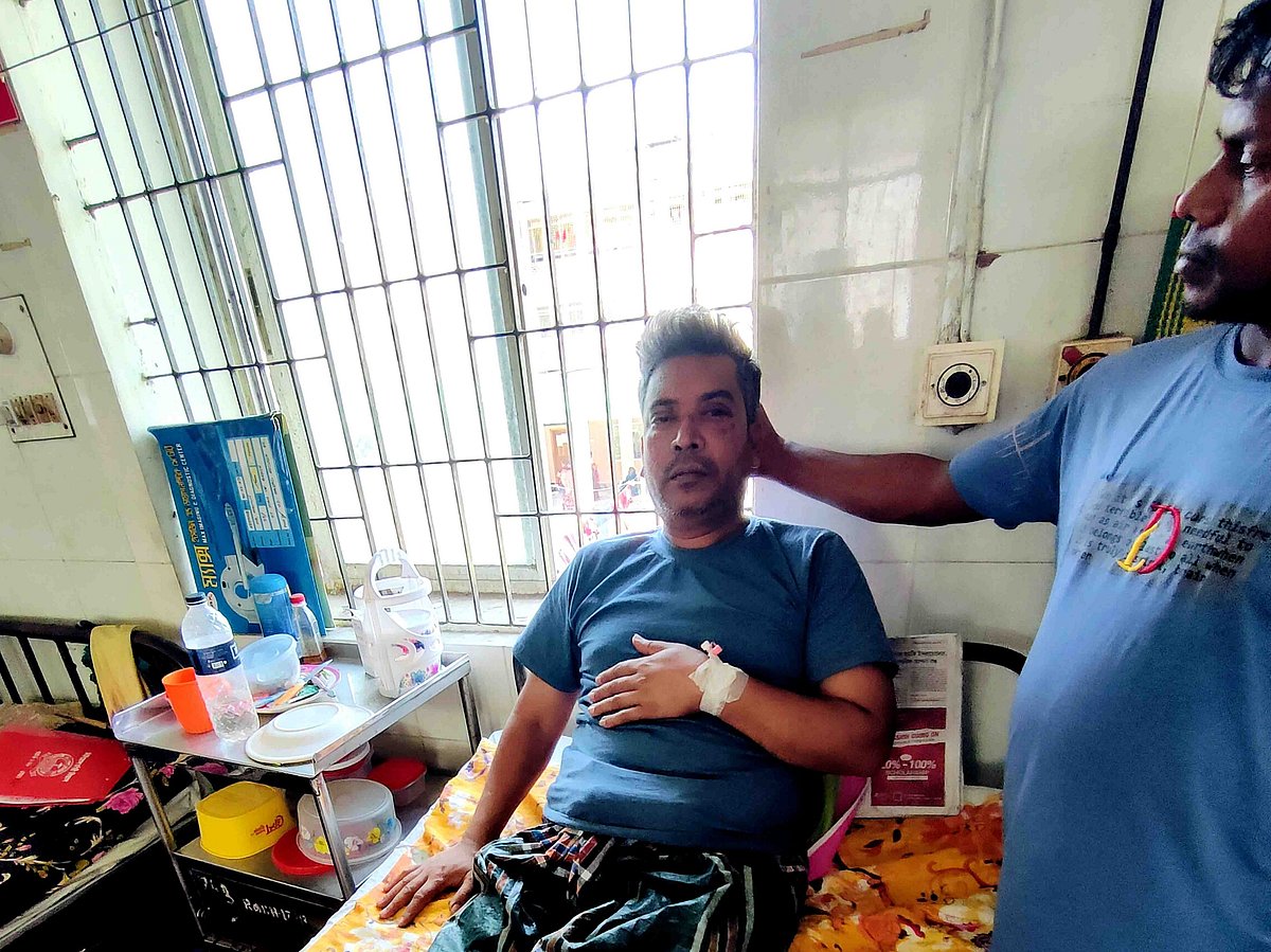 প্রার্থী দেলোয়ার হোসেন অনেকটা সুস্থ হলেও দুই চোখে এখনো ঝাপসা দেখছেন। আজ সকালে রাজশাহী মেডিকেল কলেজ হাসপাতালে তাঁর চোখের চিকিৎসা শুরু হয়েছে