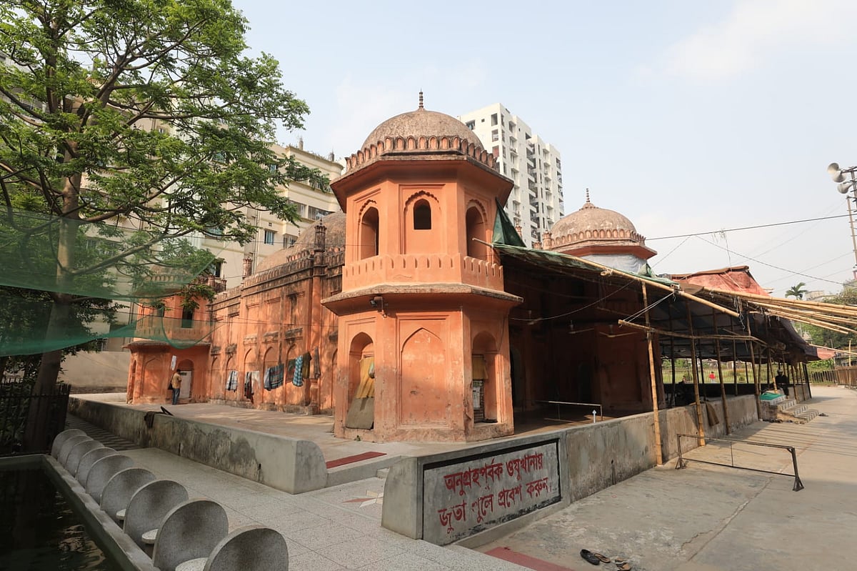 রাজধানীর মোহাম্মদপুরে অবস্থিত সাতগম্বুজ মসজিদ