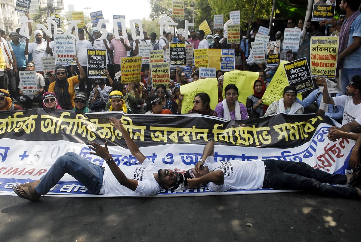 চাকরি ফিরিয়ে দেওয়ার দাবিতে কলকাতার রাস্তায় অবস্থান কর্মসূচি পালন করেন যোগ্য প্রার্থীরা। কলকাতা, ভারত