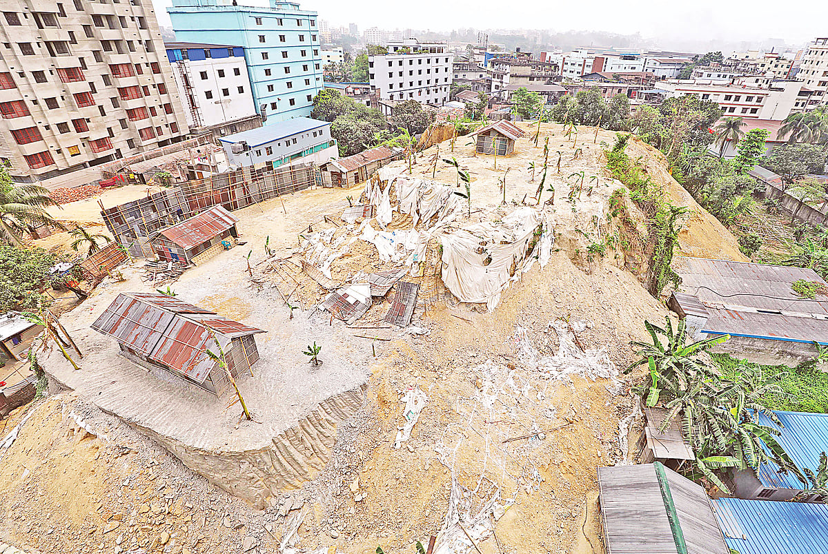 চট্টগ্রাম নগরের বায়েজিদে নাগিন পাহাড়ের দক্ষিণ অংশে অবশিষ্ট থাকা পাহাড়ও কেটে ফেলা হচ্ছে। ইতিমধ্যে পাহাড়ের চূড়া কেটে সমান করা হয়েছে। গত বুধবার বেলা ১১টায়