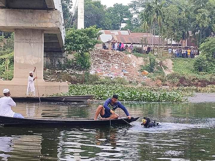 ডুবুরির সহায়তায় কিশোরগঞ্জ জেলা শহরের নরসুন্দা নদী থেকে ছাত্রলীগ নেতা মোখলেছ উদ্দিনের লাশ উদ্ধার করে পুলিশ। মঙ্গলবার বিকেলের ছবি