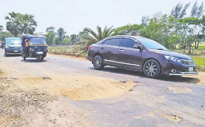 পটুয়াখালীর কলাপাড়া উপজেলার পাখিমারা থেকে মৎস্যবন্দর মহিপুর পর্যন্ত সাড়ে ১১ কিলোমিটার অংশে পিচ উঠে গর্তের সৃষ্টি হয়েছে। গাড়িগুলো এক পাশ দিয়ে চলাচল করছে। গত শুক্রবার সড়কের পাখিমারা বাজারে