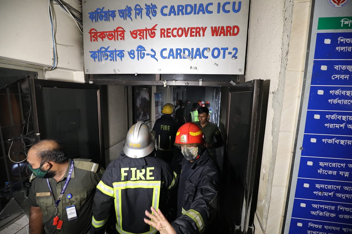 আজ শুক্রবার বেলা ২টা ৪০ মিনিটের দিকে আগুন নেভাতে সক্ষম হয় ফায়ার সার্ভিস