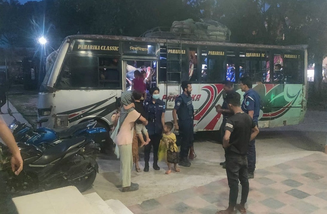 বান্দরবানে ব্যাংক ডাকাতির ঘটনায় রুমা গির্জাপাড়া থেকে গ্রেপ্তার দুই নারী। রোববার রাতে সদর থানা প্রাঙ্গণে