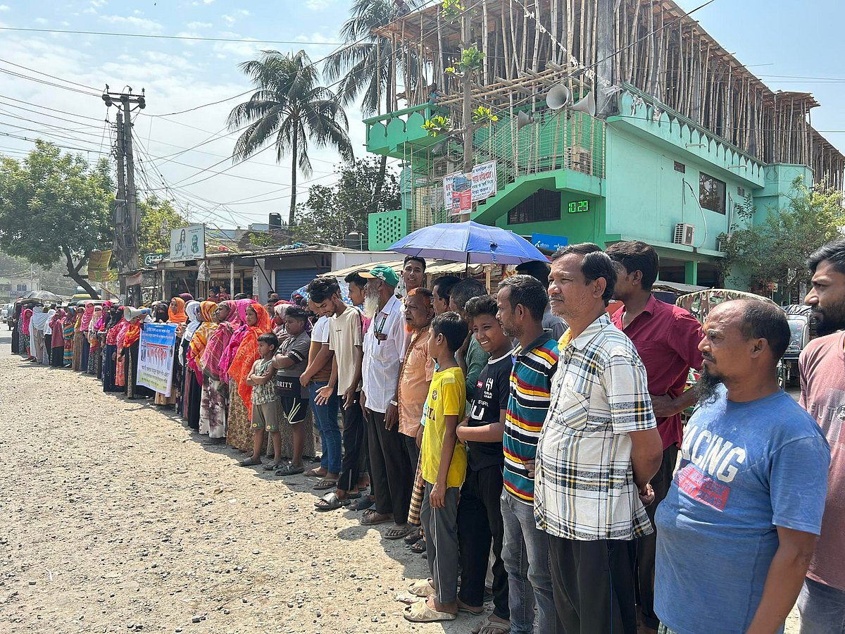 পাবনার ঈশ্বরদীতে গৃহবধূকে হত্যার প্রতিবাদে মানববন্ধন হয়েছে। আজ বৃহস্পতিবার সকালে উপজেলা সদরের রেলগেট এলাকায়