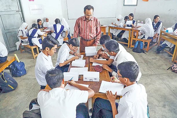 আমাদের স্কুলগুলোতে নম্বর দিয়ে শিক্ষার্থীর ক্রম বা রোল নির্ধারণ করা হয়। অথচ পরীক্ষার মাধ্যমে যাচাই করা দরকার ছিল শিক্ষার্থী যোগ্যতার কতটুকু অর্জন করল।