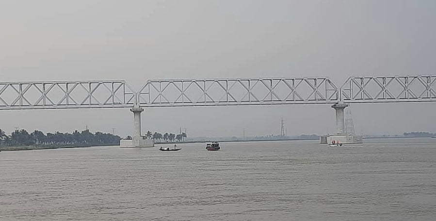 খুলনার রূপসা নদীতে ডুবে গেছে সারবোঝাই একটি কার্গো । আজ রোববার দুপুরে রূপসা রেল সেতু এলাকায়