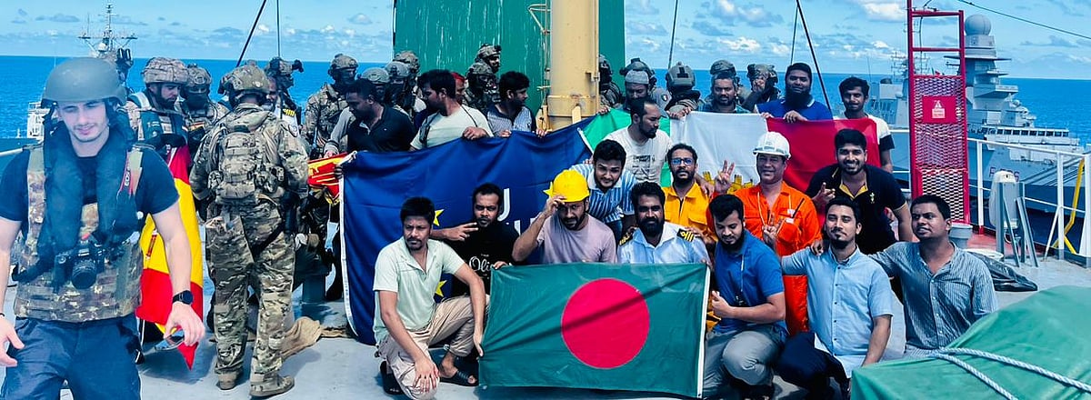 জাহাজটি মুক্ত হওয়ার পর ইউরোপীয় ইউনিয়নের নৌবাহিনীর সদস্যদের সঙ্গে জাহাজে নাবিকেরা