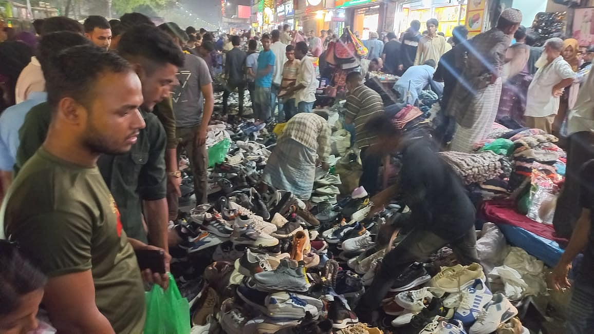 চাঁদরাতে নীলক্ষেত এলাকার ফুটপাতে চলছে জুতা বিক্রি। ঢাকা, ১০ এপ্রিল