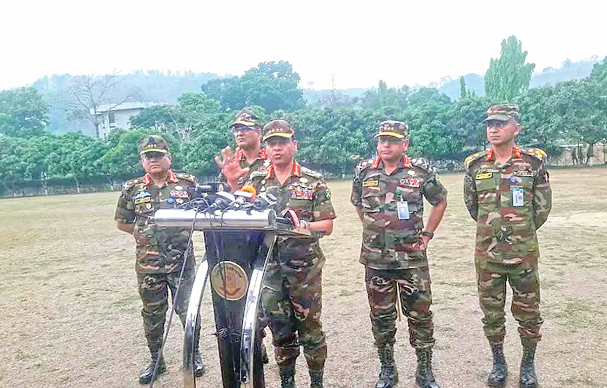 বান্দরবান সেনানিবাসে সংবাদ সম্মেলনে বক্তব্য দেন সেনাবাহিনীর প্রধান জেনারেল এস এম শফিউদ্দিন আহমেদ। গতকাল দুপুরে
