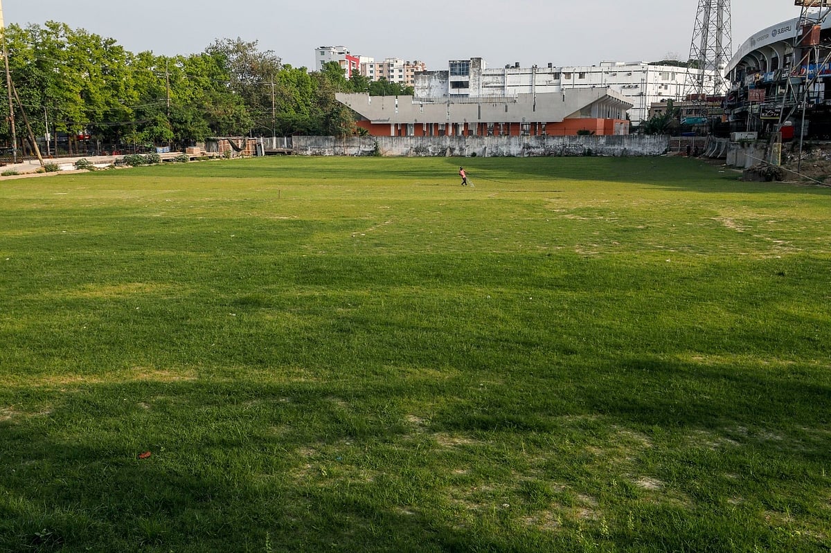 দখলমুক্ত করার পাশাপাশি স্টেডিয়ামে লাগানো হয়েছে সবুজ ঘাস। এতে মাঠটির চেহারা বদলে গেছে। গত সোমবার বিকেলে তোলা।