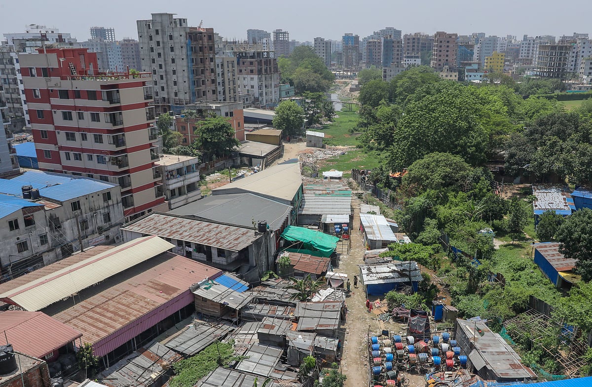 রামচন্দ্রপুর খাল ভরাট করে গড়ে তোলা হয়েছে রিকশা গ্যারেজসহ অবৈধ সব স্থাপনা। গত শুক্রবার রাজধানীর মোহাম্মদপুরে ভাঙা মসজিদ এলাকায়