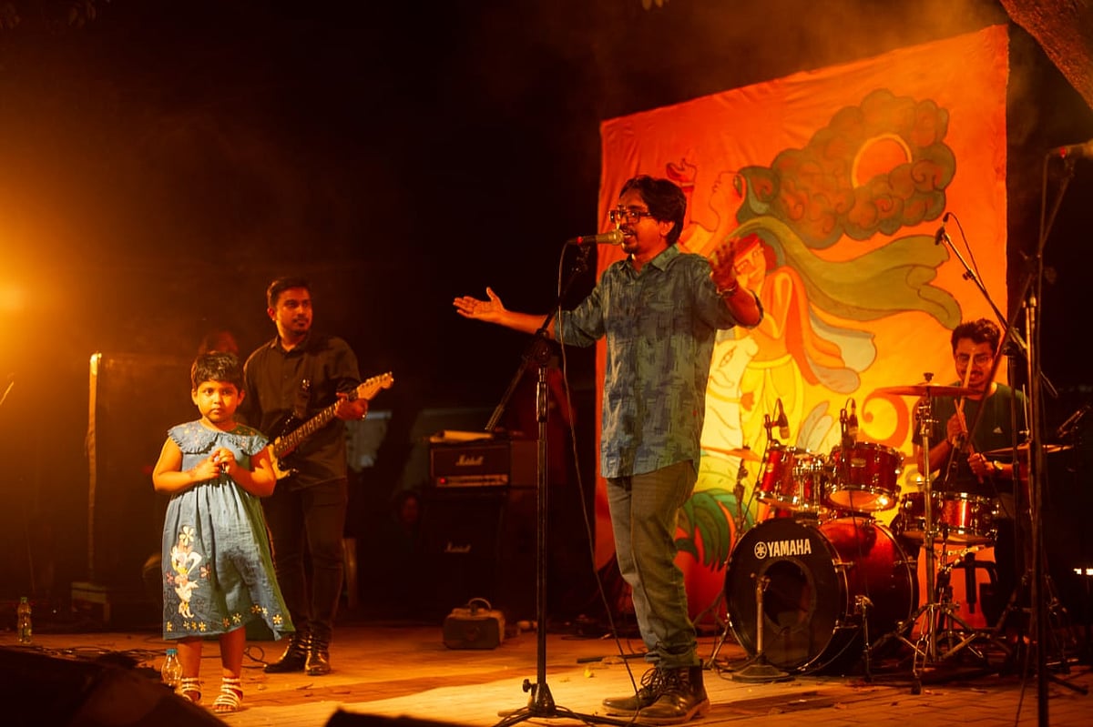 চারুকলার বকুলতলায় গাইছেন তুহিন কান্তি দাস