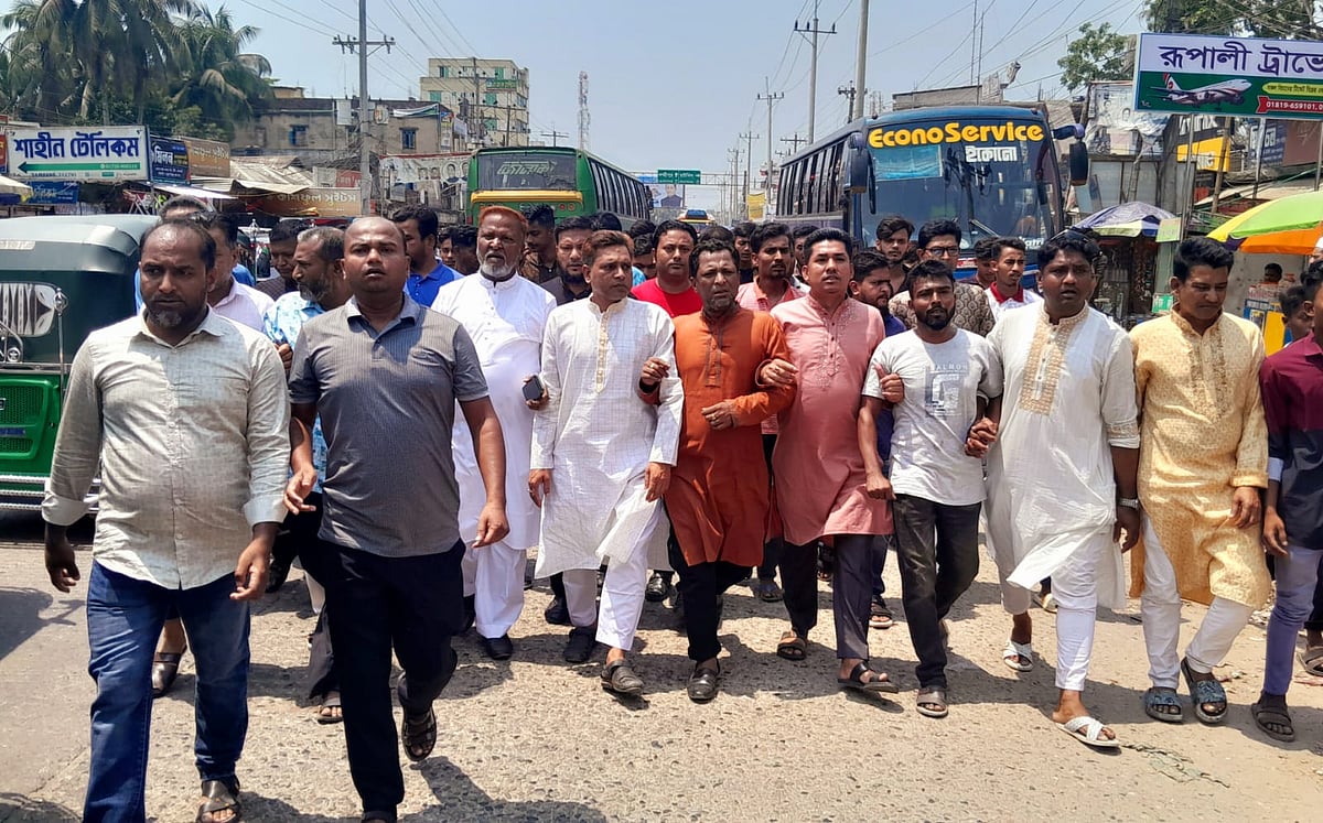 লক্ষ্মীপুরে ছাত্রলীগ নেতা-কর্মীদের ওপর হামলা ঘটনার প্রতিবাদে শনিবার বিক্ষোভ করেছে আওয়ামী লীগ ও ছাত্রলীগ