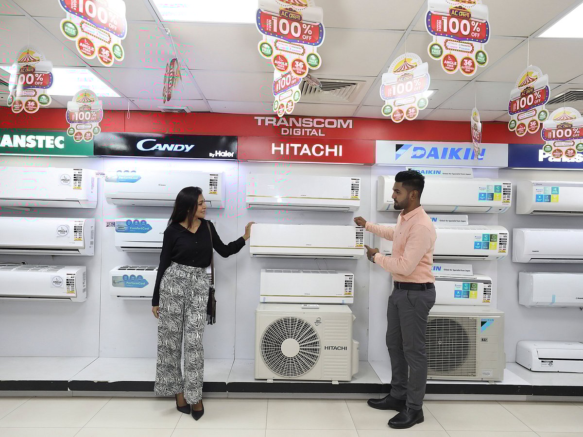 রাজধানী ঢাকাসহ দেশের বেশির ভাগ এলাকায় বয়ে যাচ্ছে তাপপ্রবাহ। গরমে স্বস্তির খোঁজে শীতাতপনিয়ন্ত্রণ যন্ত্র (এসি) কিনছেন মানুষ। গতকাল সোমবার রাজধানীর গুলশানে ট্রান্সকম ডিজিটালের বিক্রয়কেন্দ্রে। মডেল: তানজিদা ও মাসুম