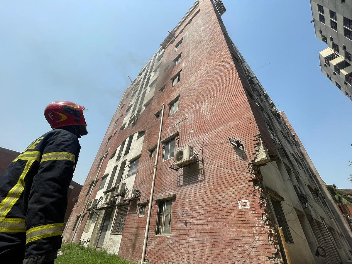 আগুন নিয়ন্ত্রণে কাজ করছে ফায়ার সার্ভিস